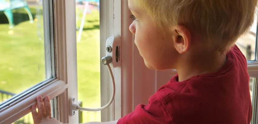Jackloc boy opening window