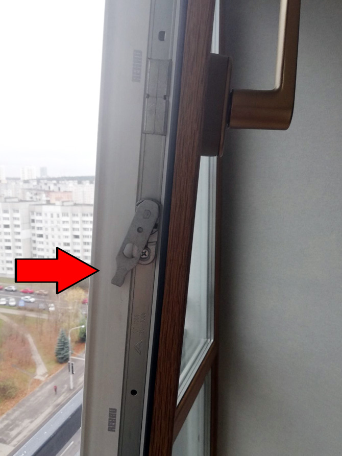 Пластиковую балконную дверь открывается